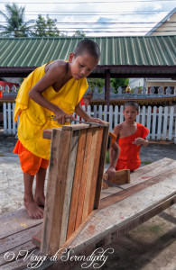 Luang Prabang Monaci lavorano il legno