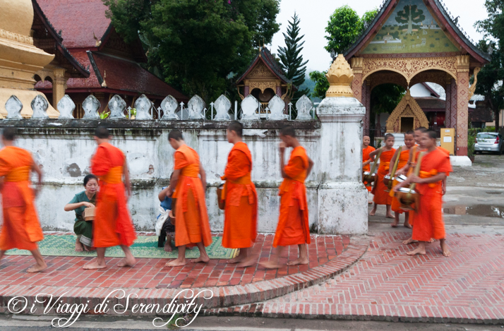 Luang Prabang Processione delle Elemosine Laos