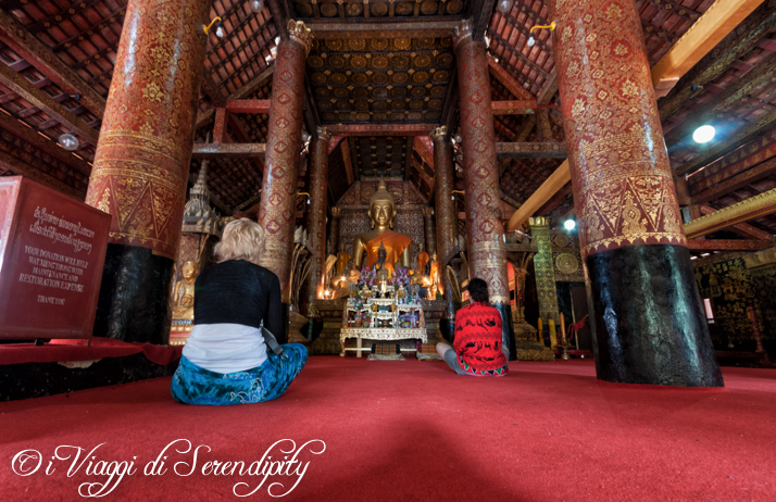 Luang Prabang Wat in preghiera Luang Prabang Wat in preghiera