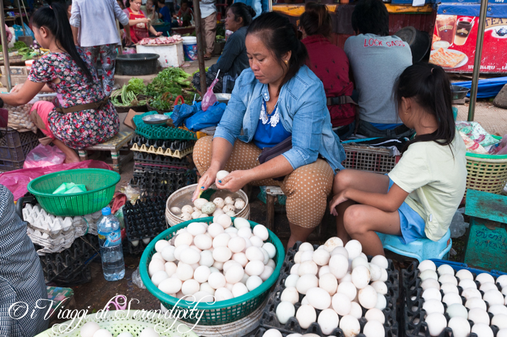 Mercato Luang Prabang Phousi uova