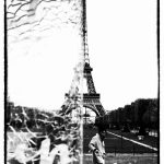 Torre Eiffel foto artistica con vetrata davanti a metà