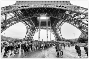 Torre Eiffel dal basso foto artistica