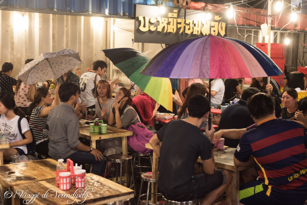 Mercato notturno Bangkok sotto la pioggia