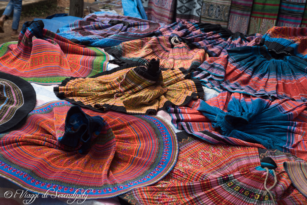 Gonne in vendita al mercato di Coc Ly a Sapa