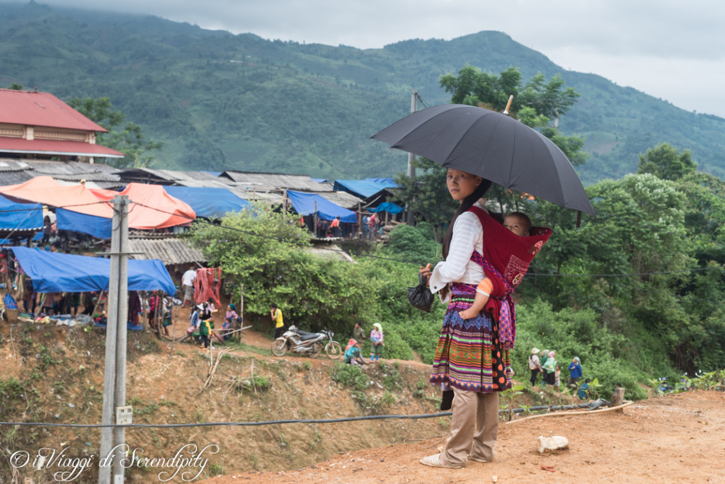 Coc Ly ragazza con bambino