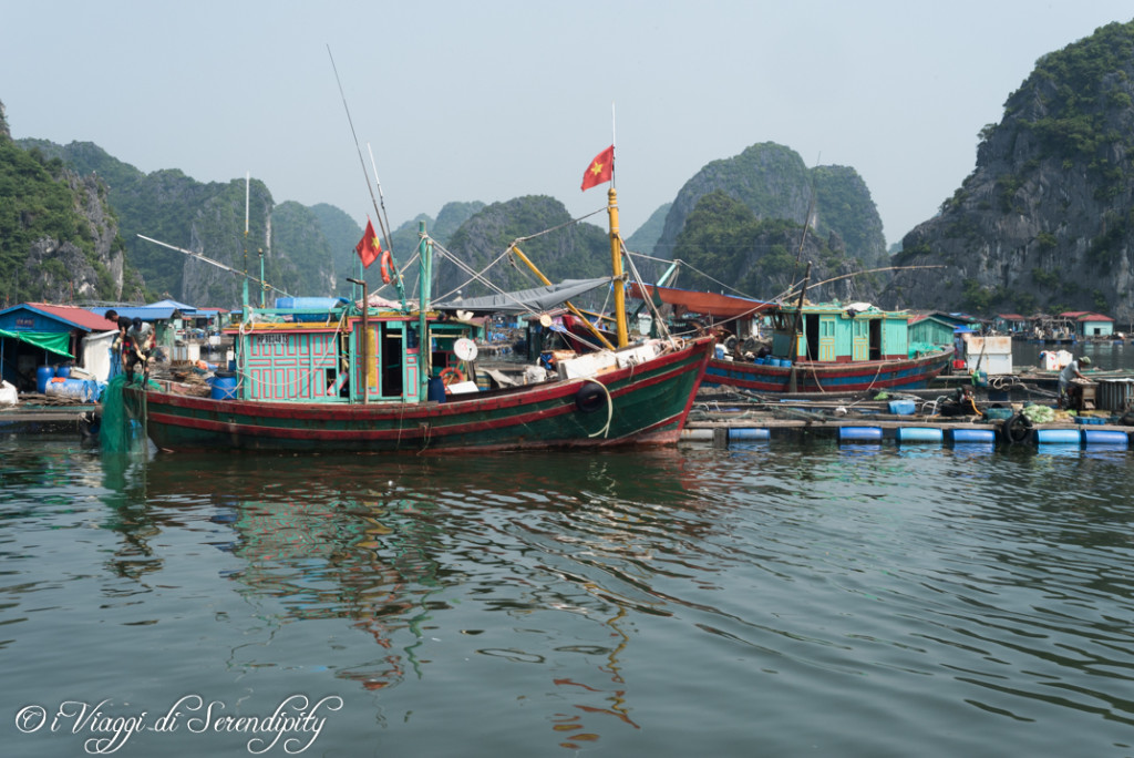 Ha Long Bay villaggio pescatori