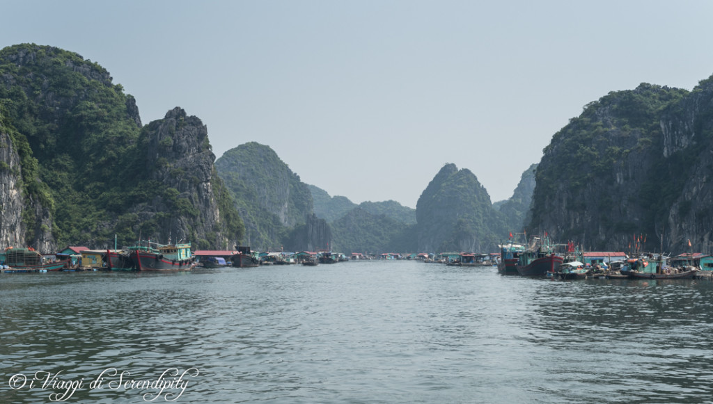 Ha Long Bay villaggio pescatori