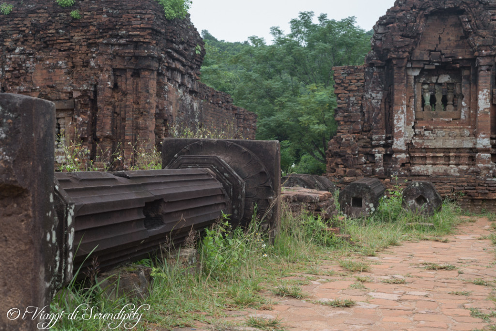 Tempio My Son parzialmente distrutto dalle bombe americane My Son tempio e colonna