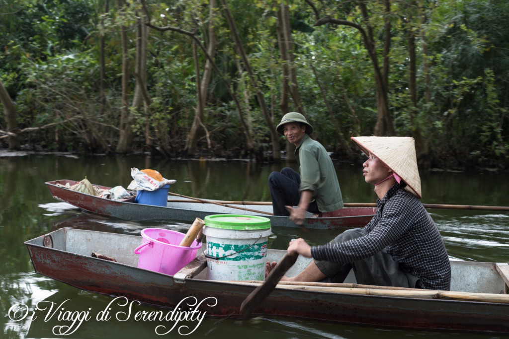 Pescatori lungo Pagoda dei Profumi