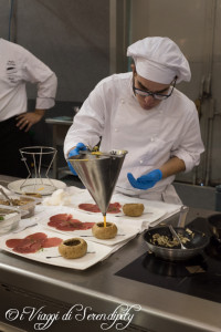 Degustazioni in preparazione Carne Salada in Festa