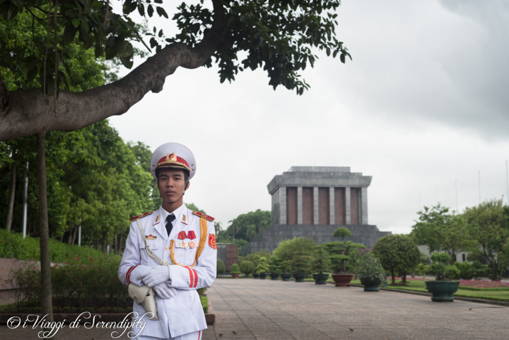 guardia mausoleo Ho Chi Minh