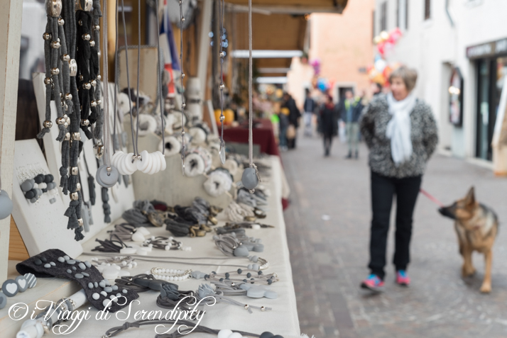 Mercatini di Natale Pergine artigianato in bianco e grigio