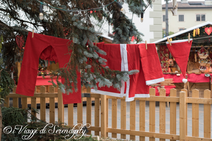 Mercatino di Natale di Pergine Babbo Natale - bucato