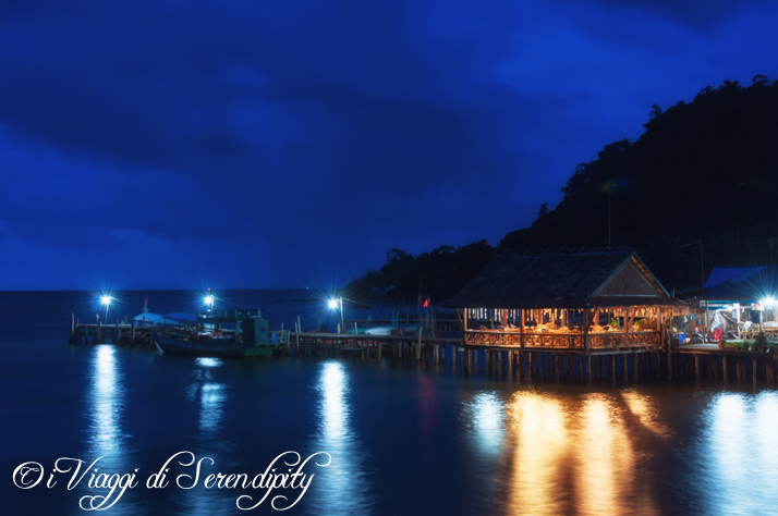 Isola di Koh Rong sulla spiaggia di sera