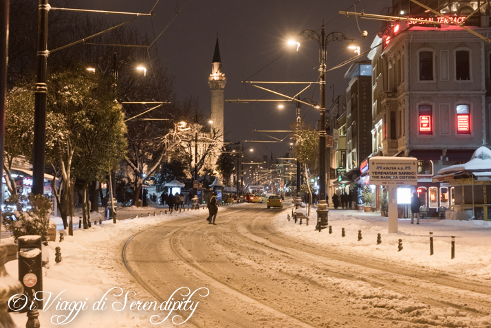 Istanbul di notte con la neve