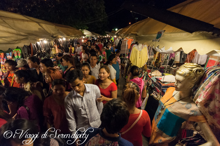 Mercato Notturno Phnom Penh vestiti